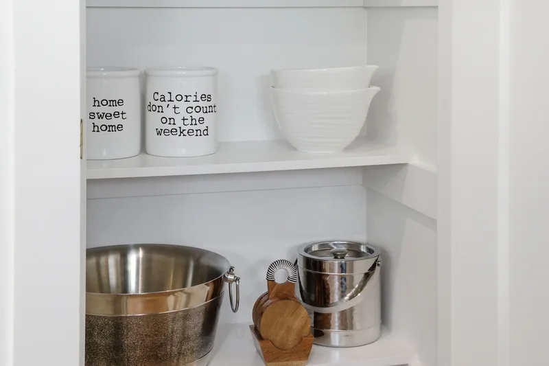 Adjustable shelf supports in a carcass